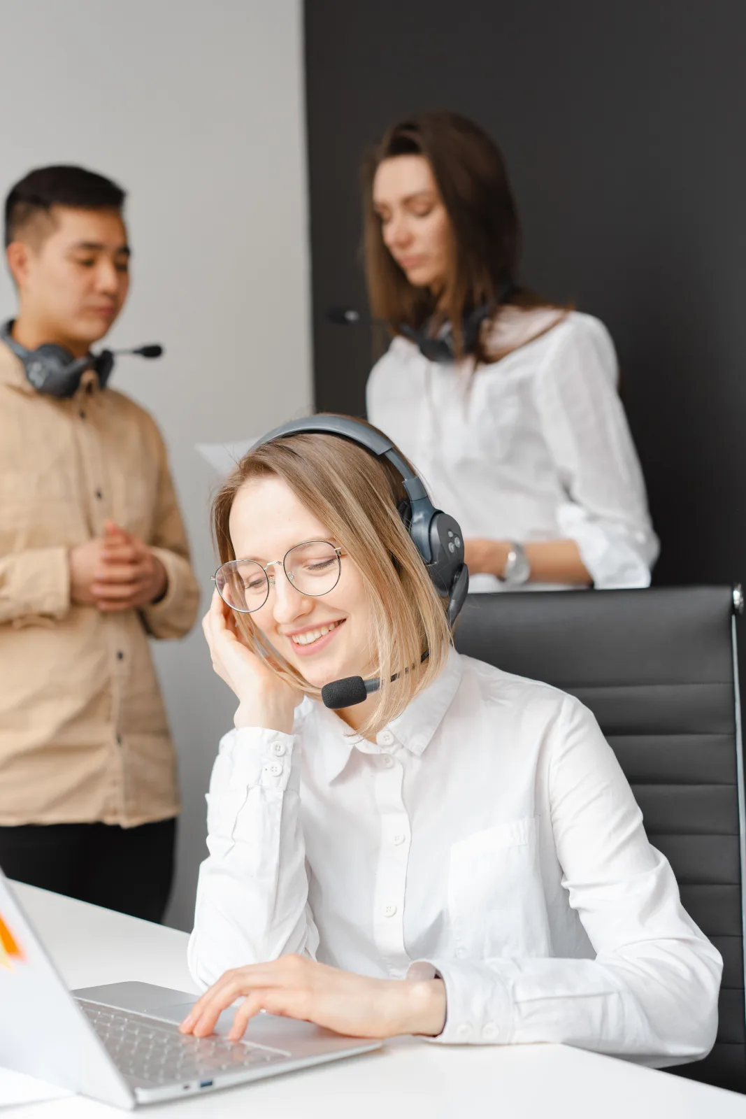 Persoană cu headset, în comunicare directă pe parcursul unui proiect